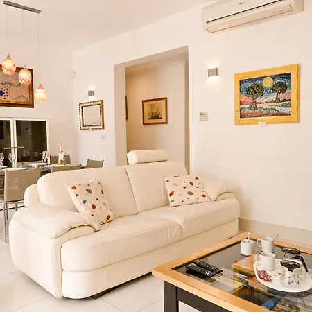 Modern & Terrace By The Beach, 3brd In Qawra - Happy 세인트폴스베이