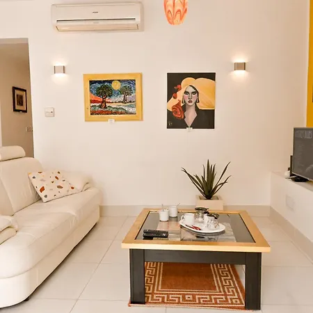 Modern & Terrace By The Beach, 3brd In Qawra - Happy