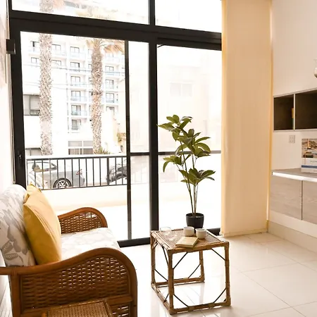 Modern & Terrace By The Beach, 3brd In Qawra - Happy