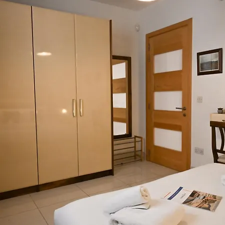 아파트 Modern & Terrace By The Beach, 3brd In Qawra - Happy *