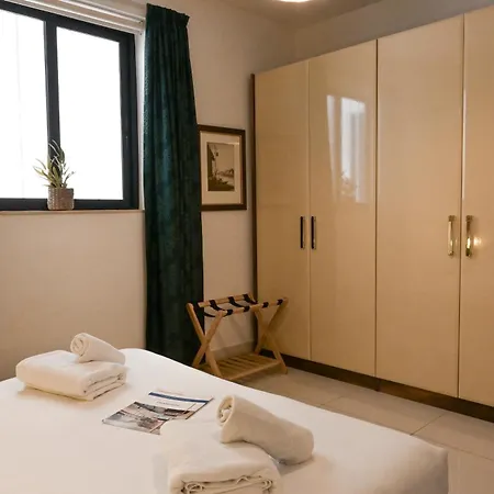 Modern & Terrace By The Beach, 3brd In Qawra - Happy