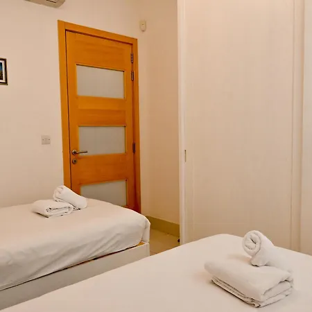 아파트 Modern & Terrace By The Beach, 3brd In Qawra - Happy 세인트폴스베이